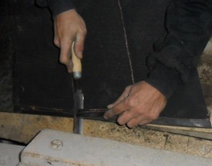 Выравнивание бортов ленты изогнутым ножом